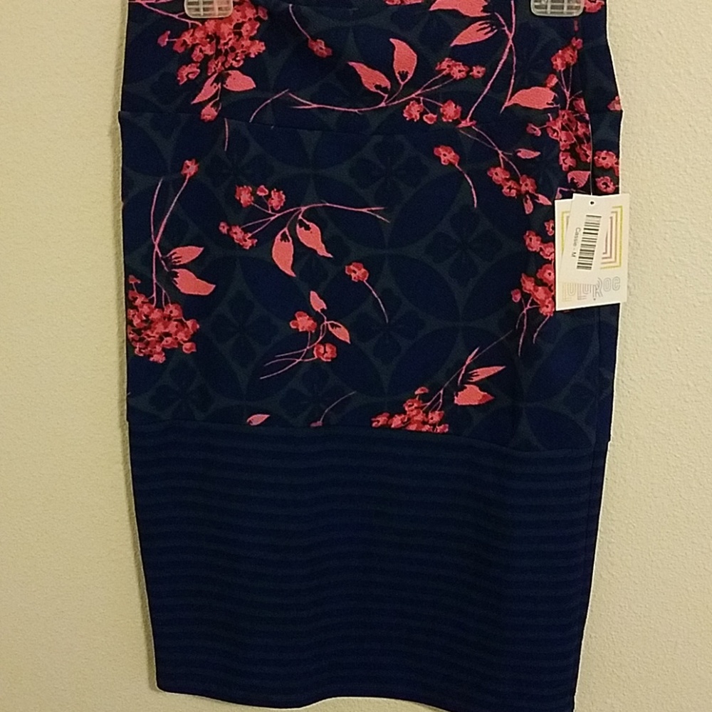 LulaRoe Cassie Skirt size M with tags